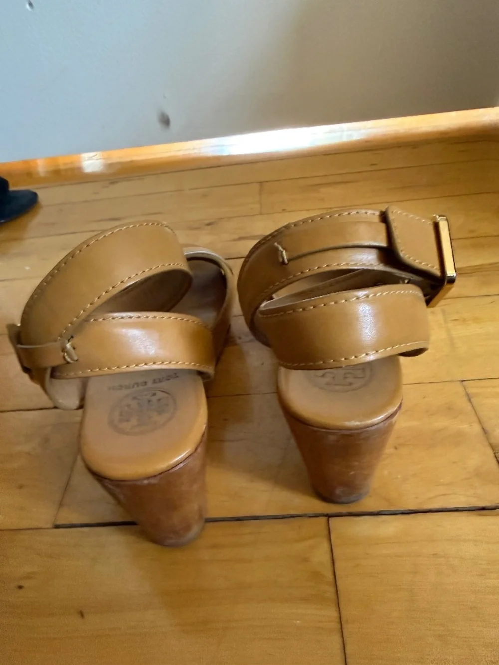 Tory Burch Tan Leather Wood Wedge Sandals s6